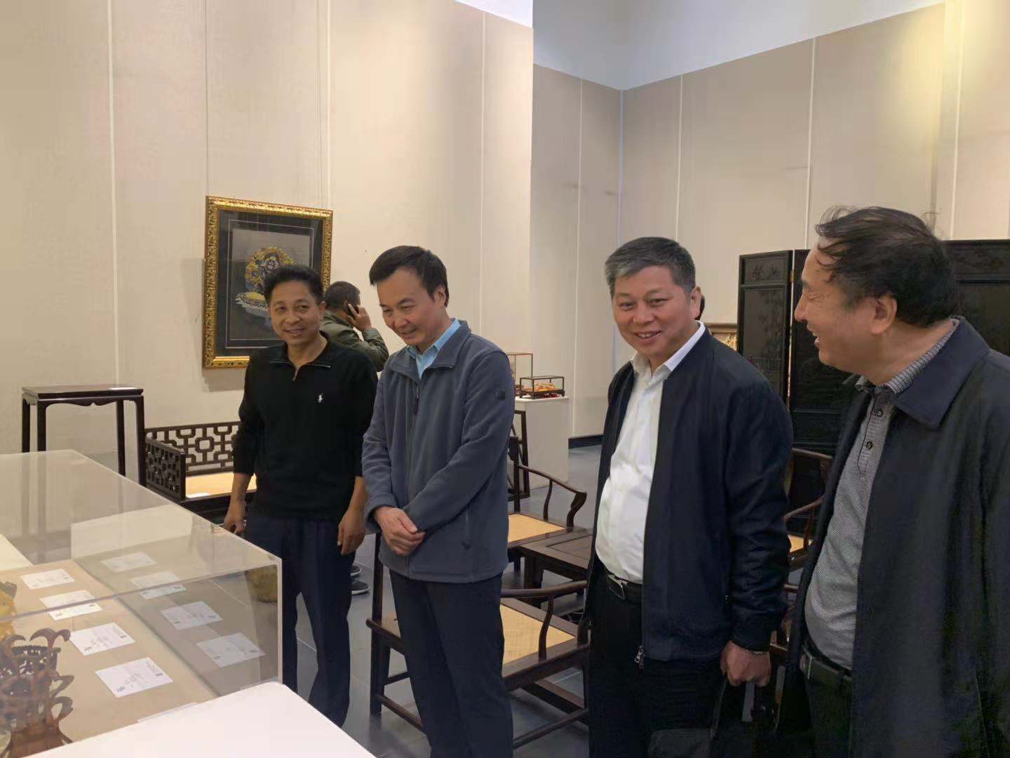 南通市副市長(zhǎng)徐新民一行蒞臨淘寶城參觀指導(dǎo)江蘇省第四屆雕刻藝術(shù)大賽作品展
